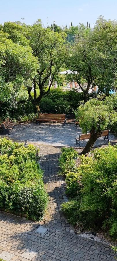 Dolce Blu Sirmione Apartman Rivoltella del Garda Kültér fotó